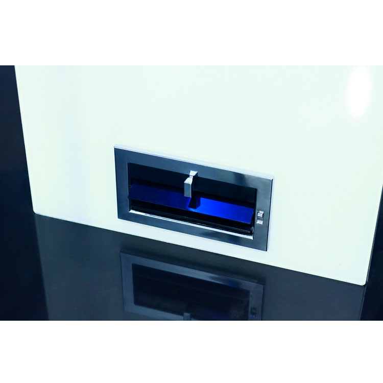 Zilverkleurige kaartlezer met blauwe achtergrondverlichting geïnstalleerd in een witte muur.